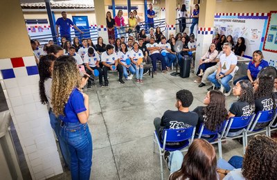 Com início do ano letivo, Rafael Brito destaca resultados da lei dos celulares nas escolas