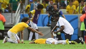 Neymar fratura a vértebra após entrada de Zuniga / Gazeta Press