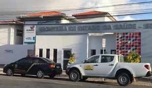 Foto dos veículos da Polícia Federal e da CGU na porta da Sesau em 2019. - Foto: Arquivo/Polícia Federal