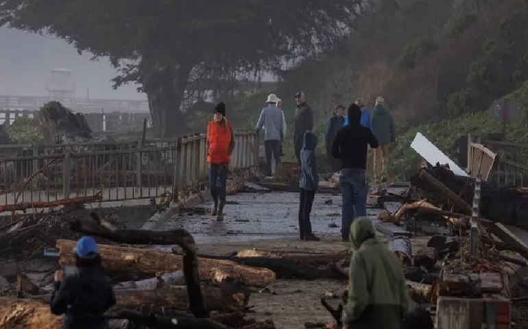 Tempestade provoca grandes inundações e milhares saem de suas casas na Califórnia