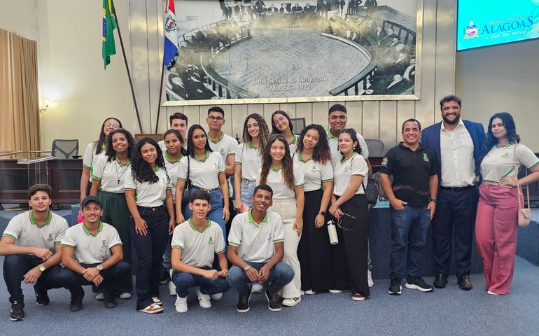 Estudantes do Ifal Penedo visitam Assembleia Legislativa e conhecem processos legislativos