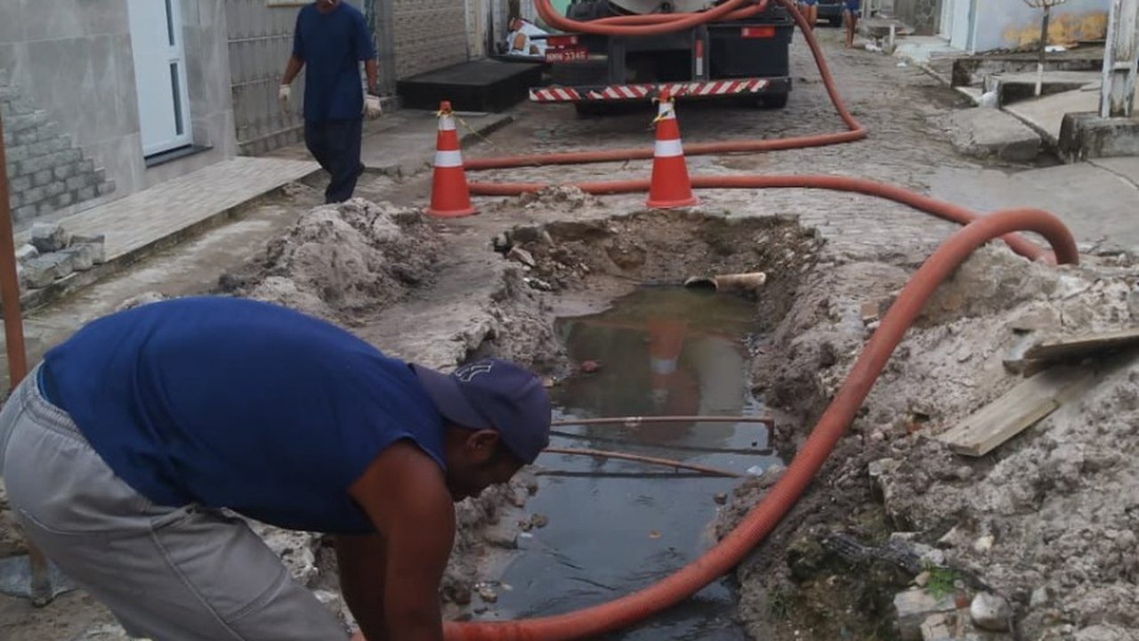 Prefeitura de Penedo limpa rede de escoamento de águas com caminhão de sucção