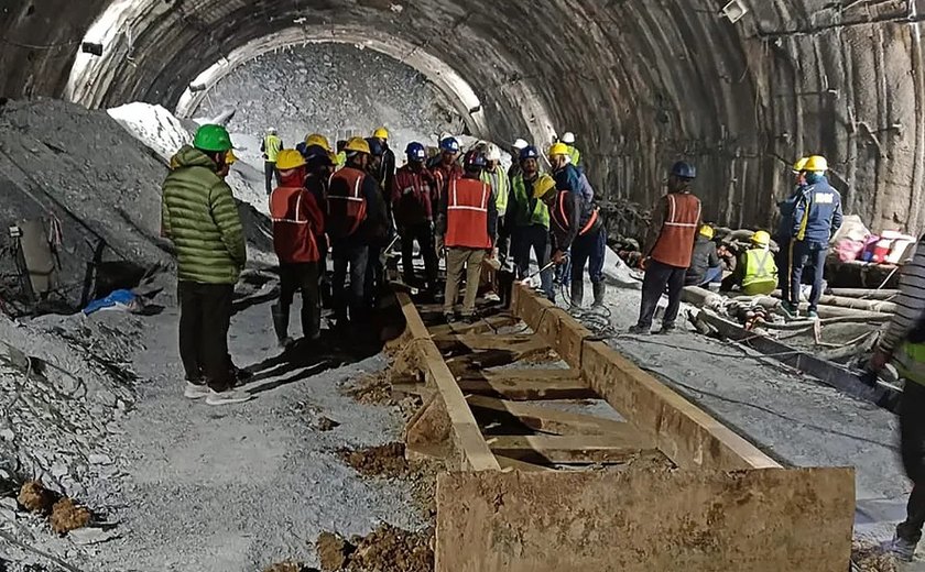 Pelo terceiro dia, Índia continua com tentativa de resgate de 40 trabalhadores presos no túnel