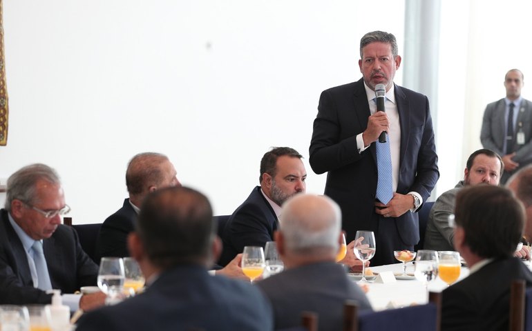 Em café com Arthur Lira, Bolsonaro anuncia prorrogação de auxílio por quatro meses