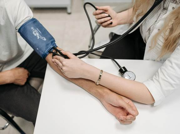 Hipertensão arterial pode impactar a sua saúde bucal: você sabe quais são os sintomas?