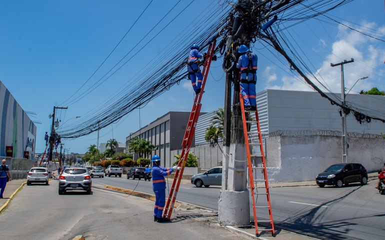 Projeto Poste Limpo chega a quatro grandes avenidas de Maceió