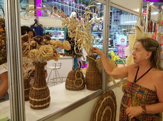 Feira comercializa mais de 240 produtos de economia solidária