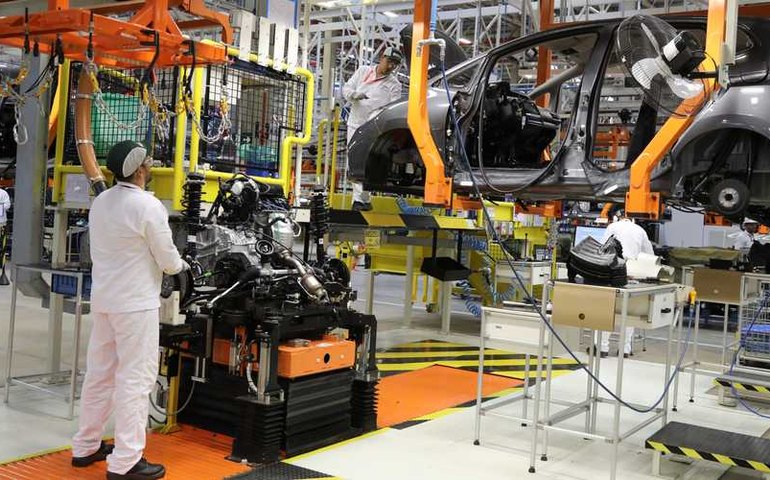 Continuação de crise política diminui chance de manter empregos, diz Anfavea