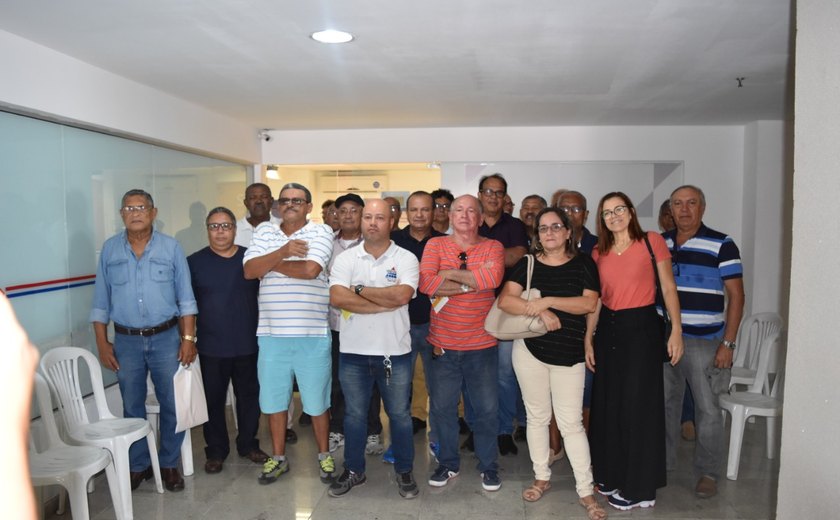 Policiais civis ocupam Alagoas Previdência pela implantação do reajuste dos aposentados e pensionistas