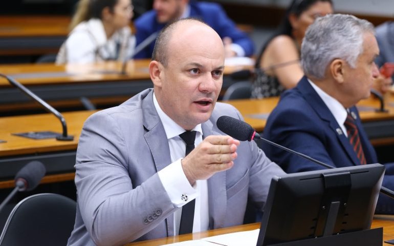 Projeto isenta motoristas de ambulância de taxas para renovação da CNH