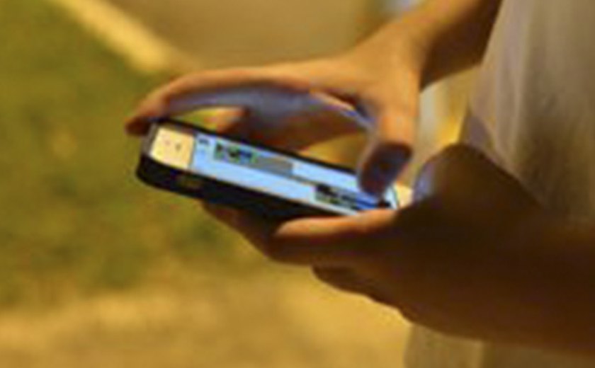 Uso de internet pelo celular cresce entre estudantes e professores, diz pesquisa