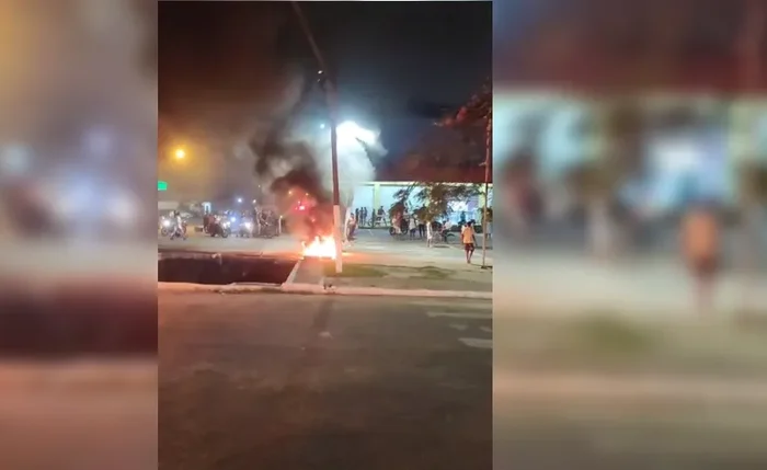 Manifestante incendiaram diversos objetos para interditar a via