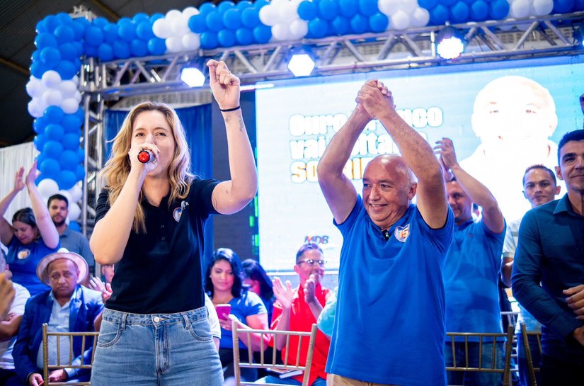 Candidato a prefeito de Ouro Branco, Atevaldo Cabral anuncia, ao lado de Cibele Moura, campanha sem fogos barulhentos