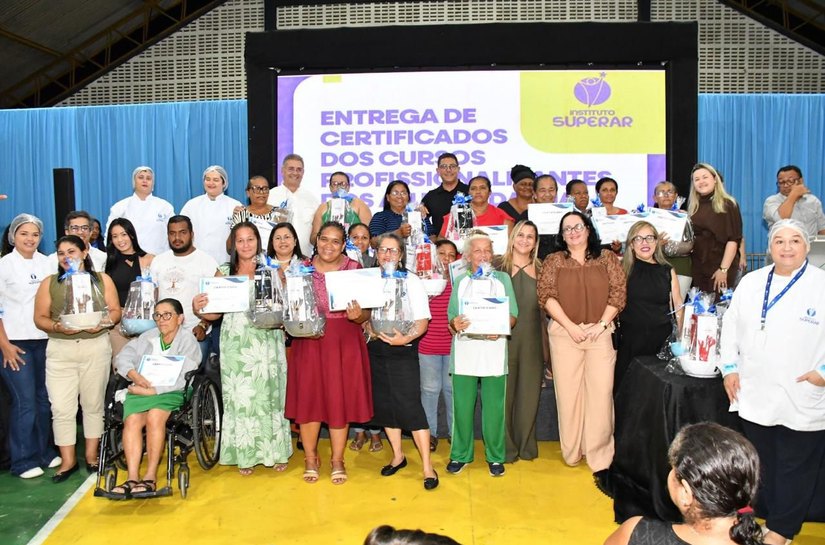 Educação de São Miguel dos Campos entregou mais de 360 certificados e kits profissionalizantes a alunos da EJA