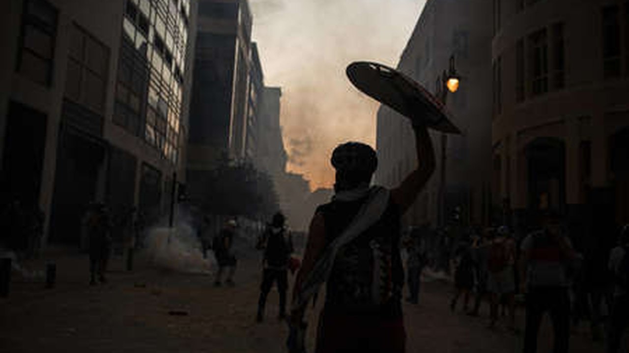Manifestantes voltam às ruas de Beirute e pedem mais mudanças e queda do governo