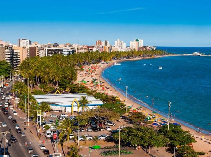 Ação para orientar turistas na orla de Maceió segue até o fim do mês