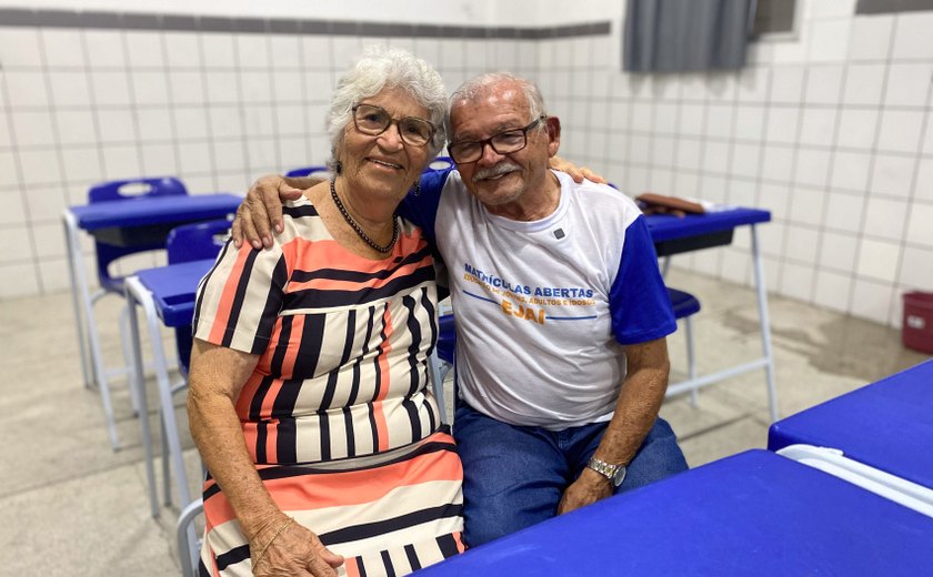 Com 80 e 81 anos, casal volta a estudar após mais de 60 anos fora da sala de aula