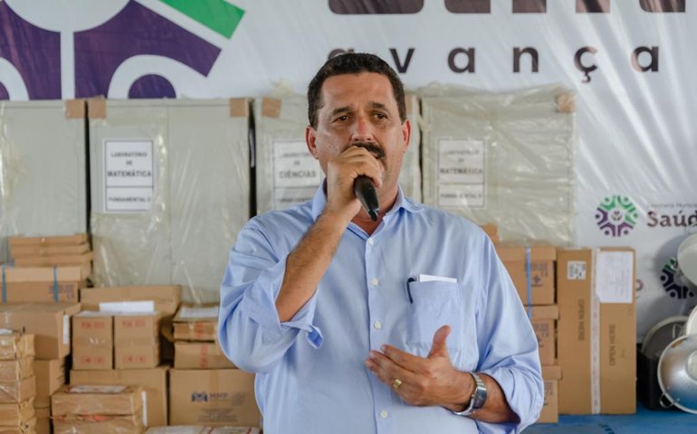 Marlan Ferreira entrega laboratórios visando incentivar a pesquisa científica na rede municipal de ensino de Limoeiro