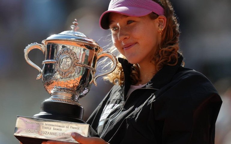 'Não consigo acreditar que tenho este troféu': tenista russa vence Roland Garros