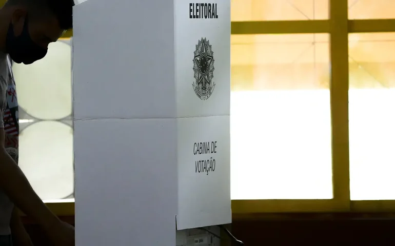 Pode votar com camisa de time de futebol ou da seleção brasileira?