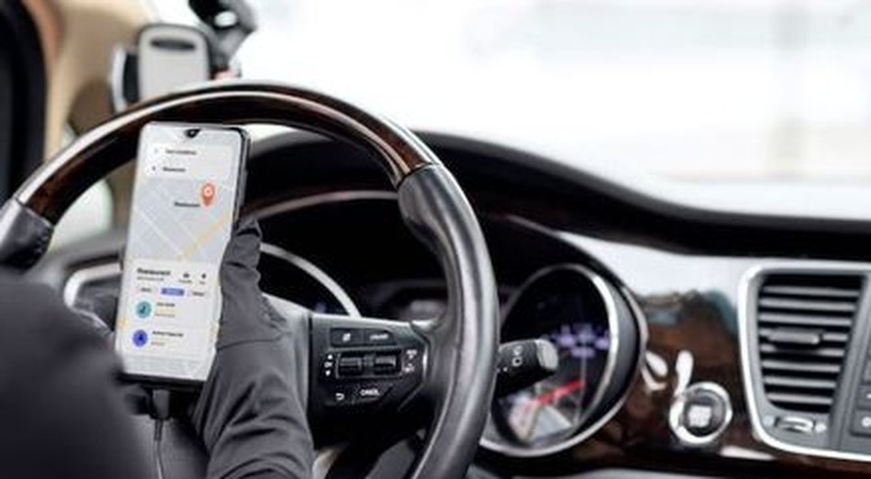 Jovem pula de carro de aplicativo em movimento após motorista borrifar 'gás paralisante' / Foto: Foto: Freepik/ Ilustrativa