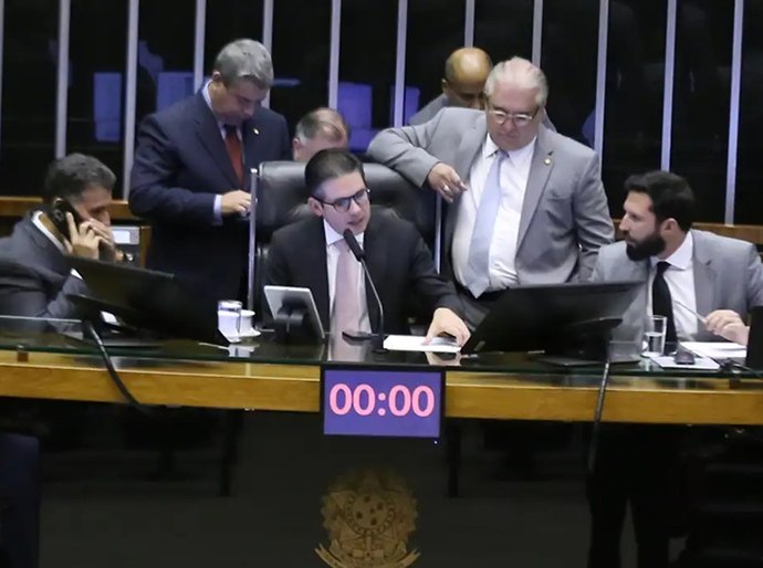 Câmara aprova urgência para proposta que reduz benefícios fiscais