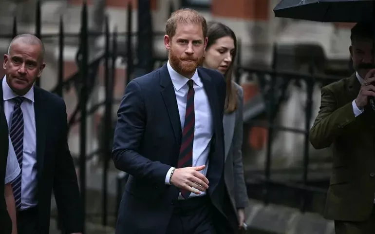 Harry vai a tribunal e diz que jornal tornou vida de Meghan 'um inferno'