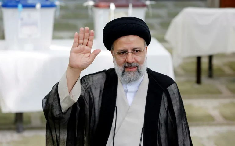 Irã diz que helicóptero de Raisi pegou fogo após queda e que não há sinal de ataque