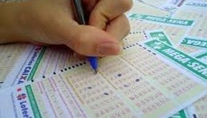 A aposta mínima na Mega-Sena é de R$ 2 e pode ser feita até as 19h desta quarta-feira (16).