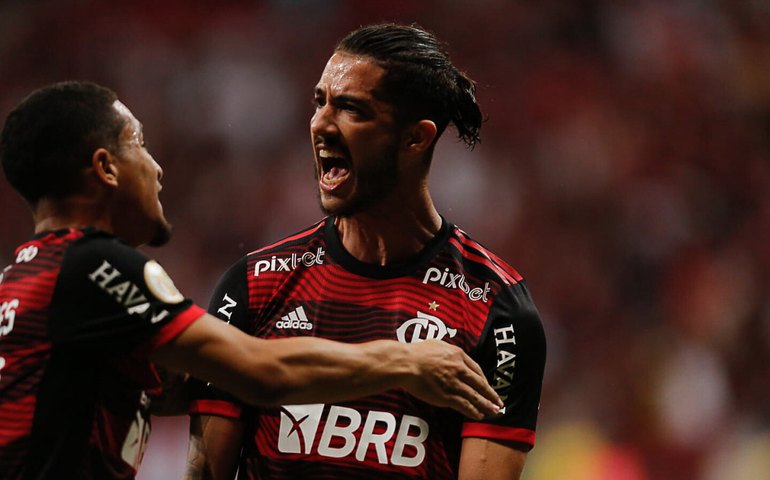 Flamengo poupa titulares, mas vence o Coritiba em Brasília