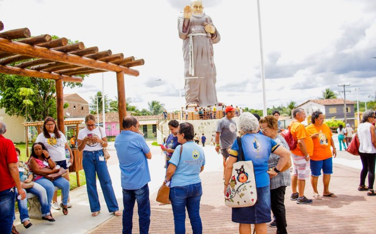 Romeiros de Alagoas e Pernambuco visitam Santuário Frei Damião