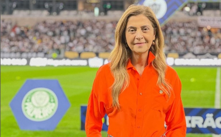 Organizada do Palmeiras protesta contra Leila Pereira: 'Vendeu o Scarpa pra comprar um avião'