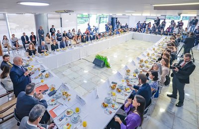 Presidente Lula faz balanço de ações federais em conversa com jornalistas