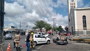 Um dos carros capotou e foi parar próximo ao canal / Foto: SMTT/Aracaju