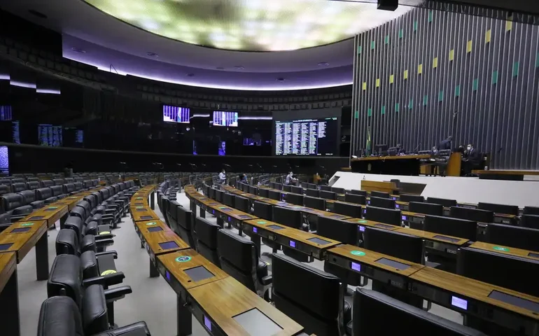 Câmara aprova projeto que regulamenta praticagem; texto vai ao Senado