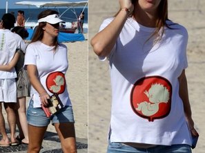 Destaque para a camiseta da atriz