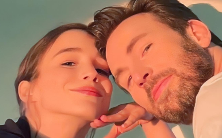 Chris Evans diz que aprendeu a falar frase em português para pedir Alba Baptista em casamento