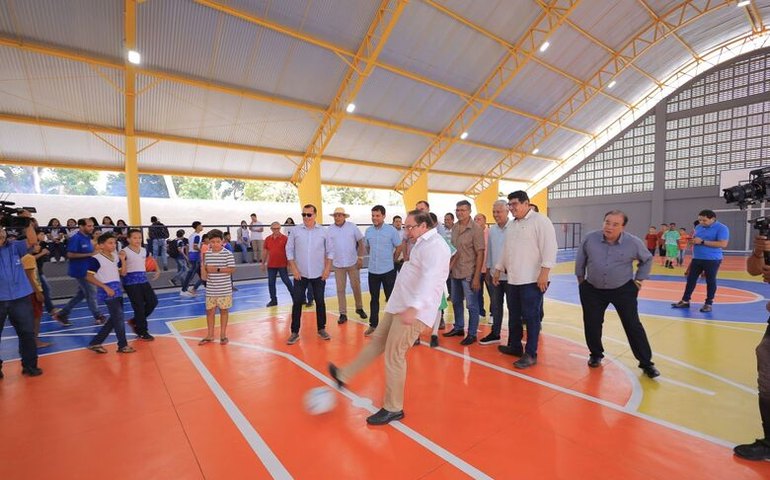 Prefeito Luciano inaugura ginásio poliesportivo e anuncia mais obras em Arapiraca