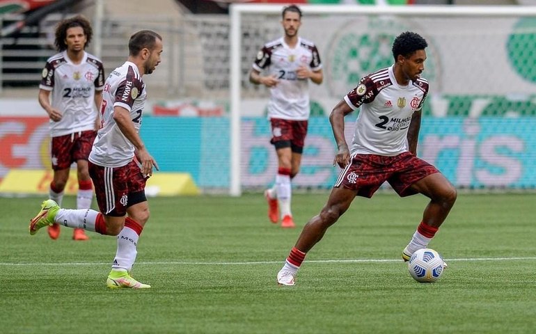 Flamengo vence Palmeiras de virada e se aproxima dos líderes do Brasileirão