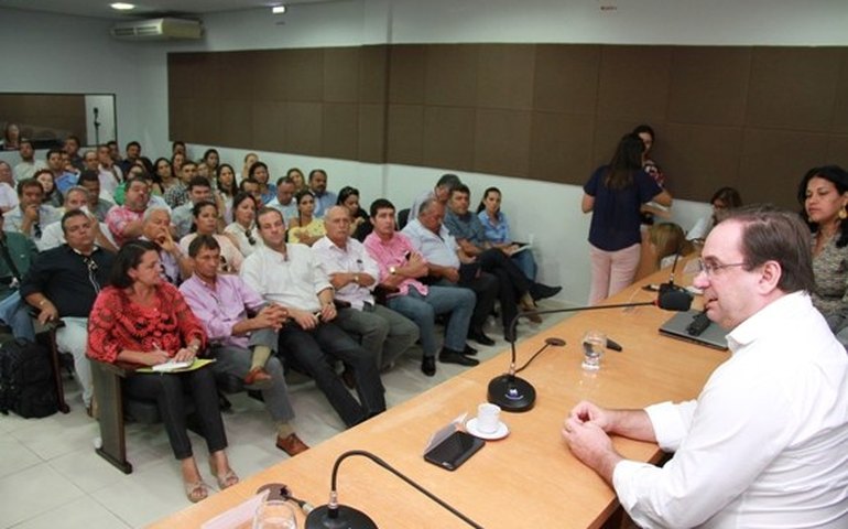Luciano Barbosa discute parceria para municipalização da Educação