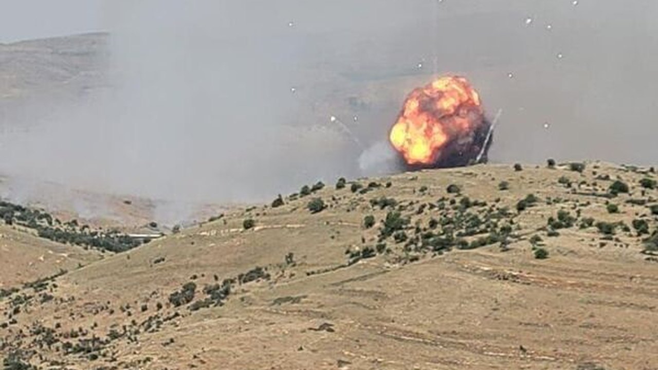Ataques aéreos de Israel são registrados perto da cidade de Baalbek, no leste do Líbano, relata correspondente da Sputnik