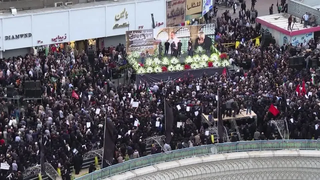 Como foi o funeral do presidente do Irã, acompanhado por milhares de pessoas nas ruas de Teerã