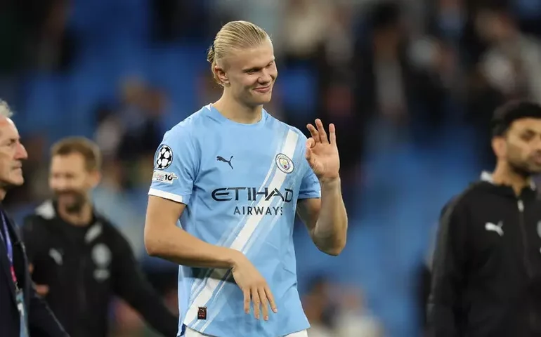 Com um a menos, Napoli perde para City na Champions League