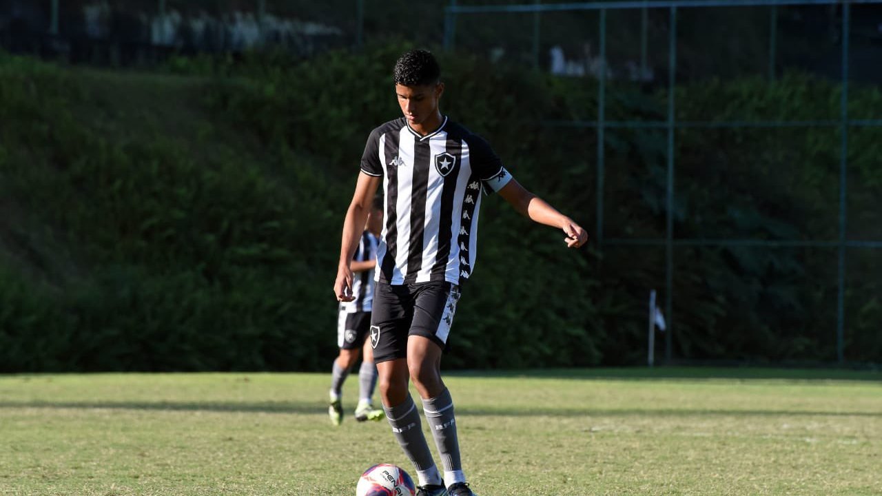 Copinha: Valim, do Botafogo, sofre trauma torácico e craniano após entrada forte de zagueiro