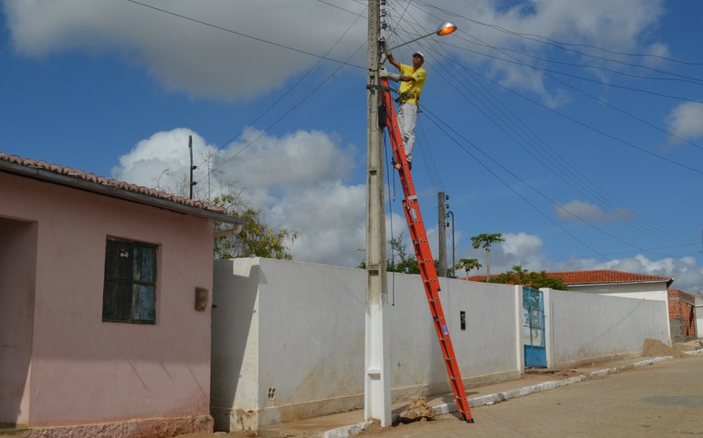 Trabalhos da secretaria garantem limpeza e iluminação nas ruas e povoados de Canapi