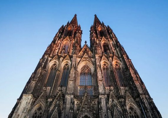 Padres e funcionários tentam acessar sites pornográficos em computadores de igreja na Alemanha