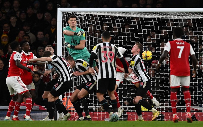 Líder Arsenal empata com Newcastle no Inglês; Casemiro marca e United vence