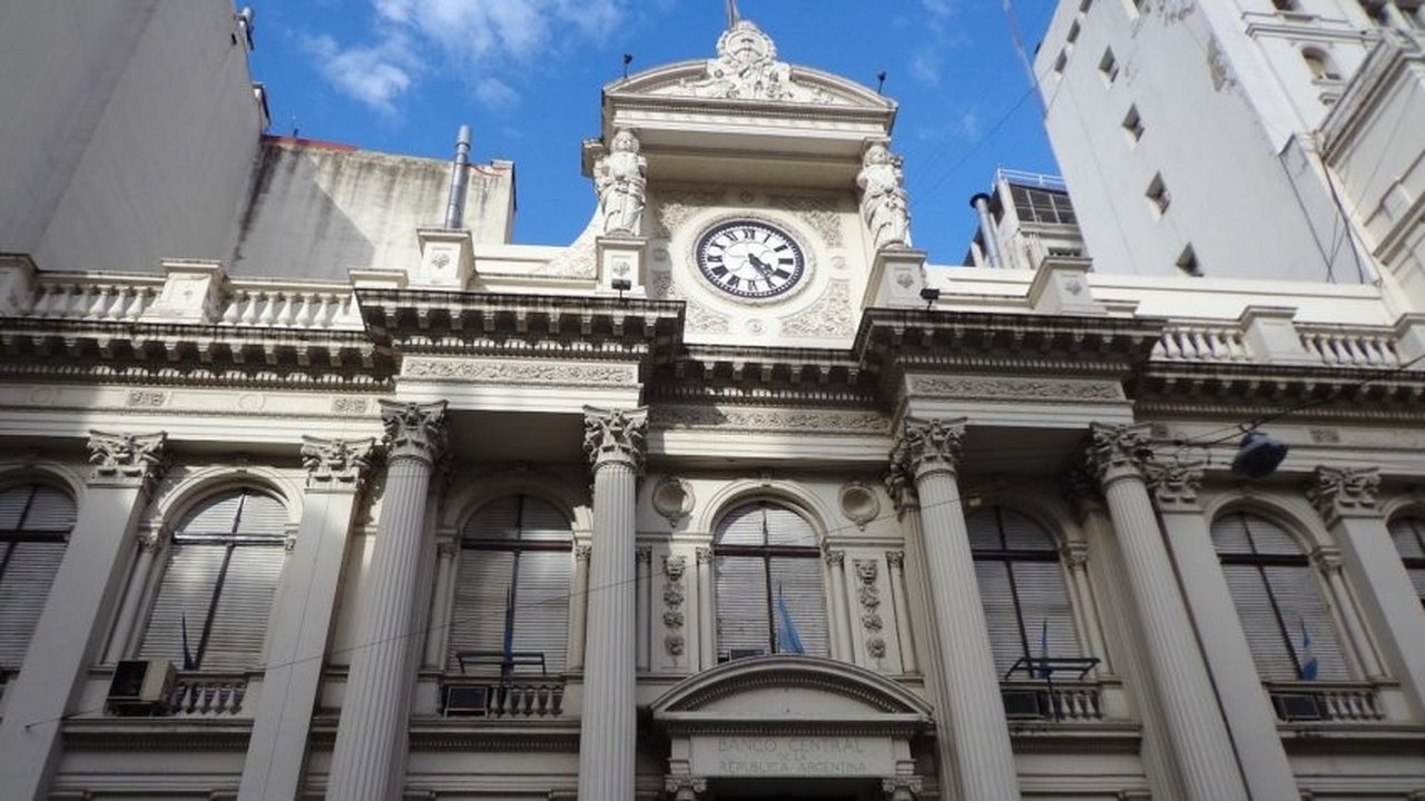 Na Argentina, BC confirma aumento de juros em 21 pontos porcentuais, a 118%, após primárias