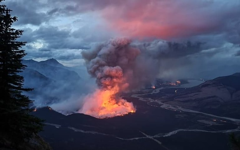 Incêndios florestais deslocam 25 mil pessoas no Canadá