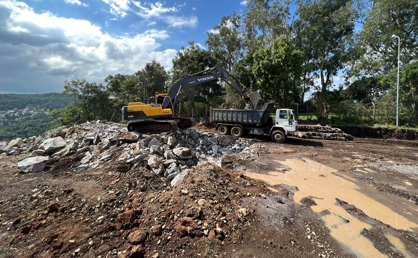 Pedras detonadas na Prinstrop e Piratini vão para a Pedreira Municipal de Gramado